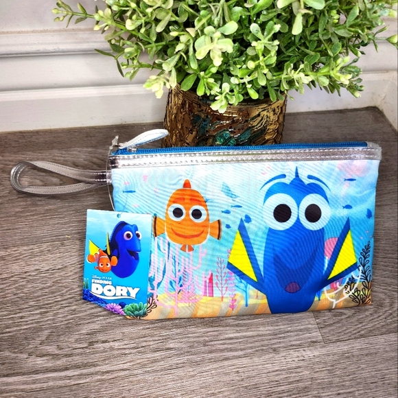 Disney Finding Nemo Makeup bag - Picture 1 of 5